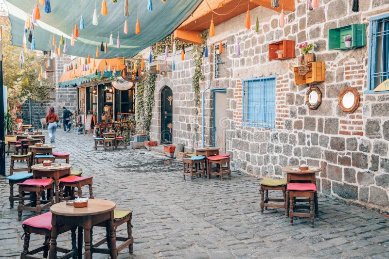 Kafé utomhus på gatan i den gamla staden Diyarbakir royaltyfria foton