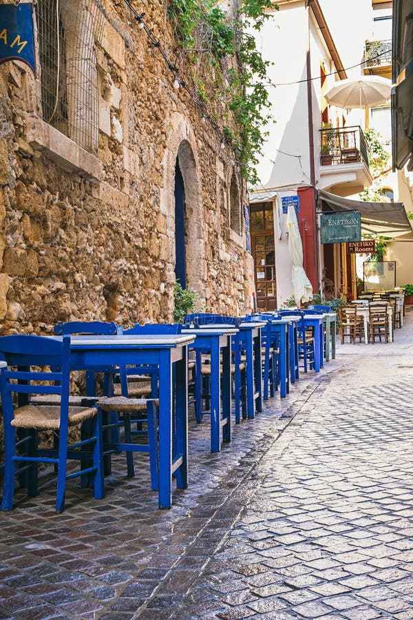 Kafétabeller på gatan i Grekland fotografering för bildbyråer Kafétabeller på gatan i Grekland fotografering för bildbyråer