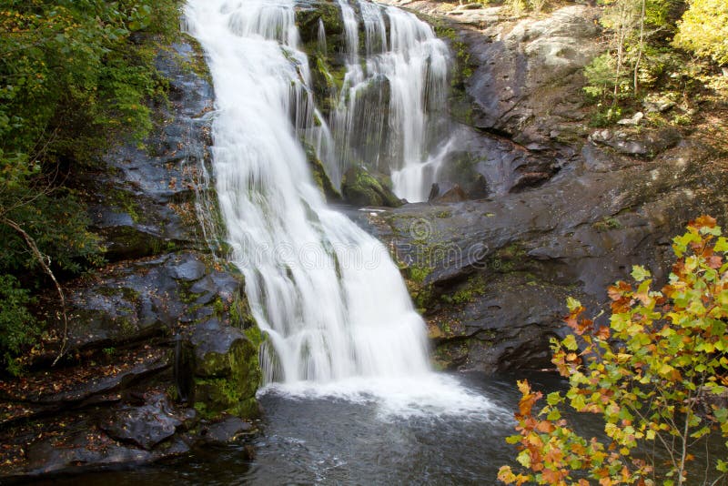 Kahler Fluss-Wasserfall lizenzfreies stockfoto