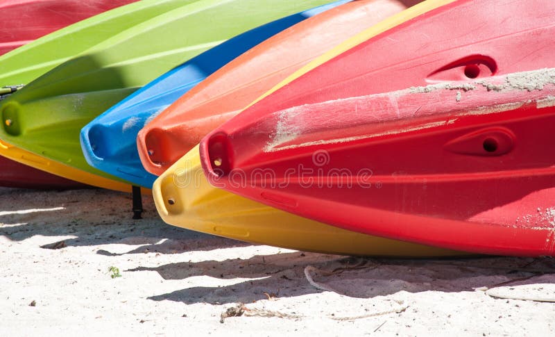 Kajak sulla spiaggia immagine stock Kajak sulla spiaggia immagine stock