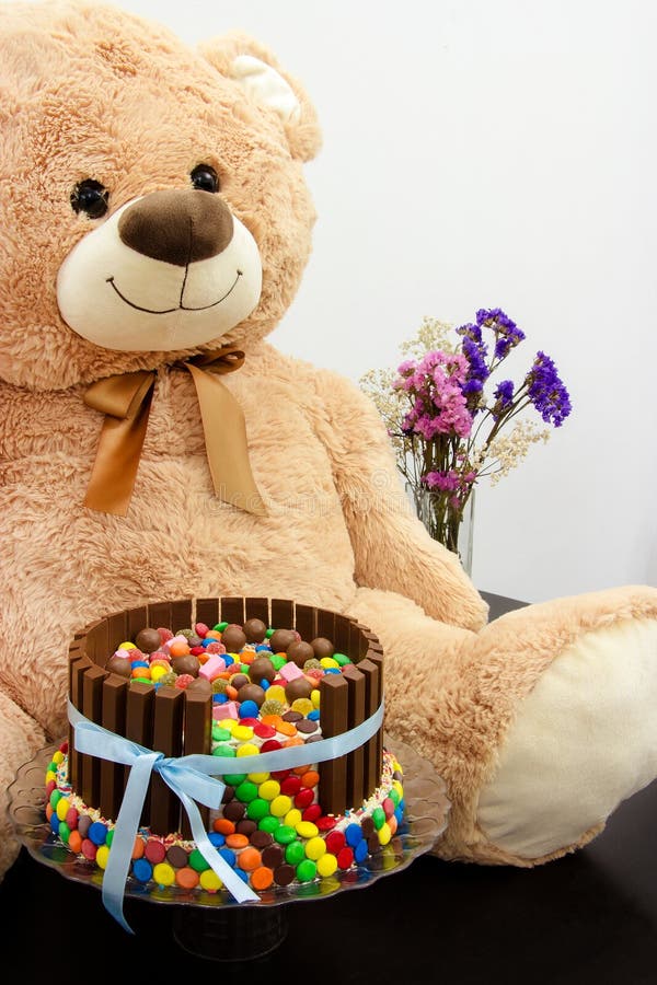 Kaka för lycklig födelsedag och stora Teddy Bear Festlig tebjudning Pinat fotografering för bildbyråer Kaka för lycklig födelsedag och stora Teddy Bear Festlig tebjudning Pinat fotografering för bildbyråer