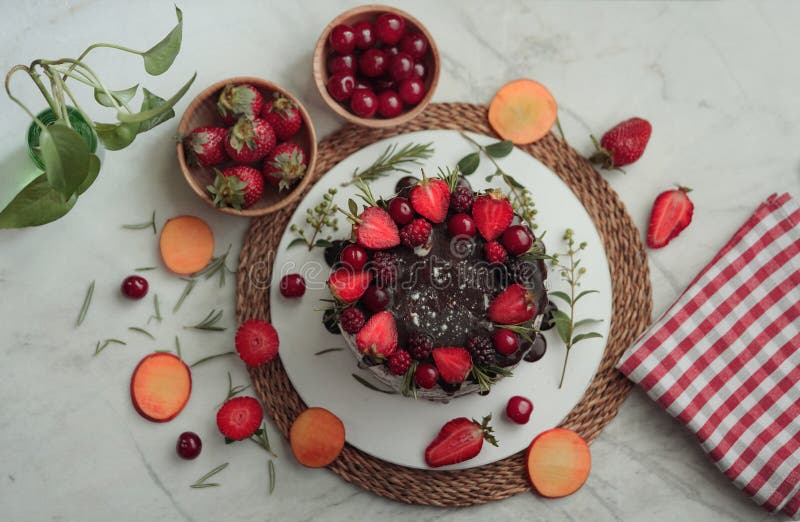 Kaka för söt choklad med körsbäret och jordgubben fotografering för bildbyråer Kaka för söt choklad med körsbäret och jordgubben fotografering för bildbyråer