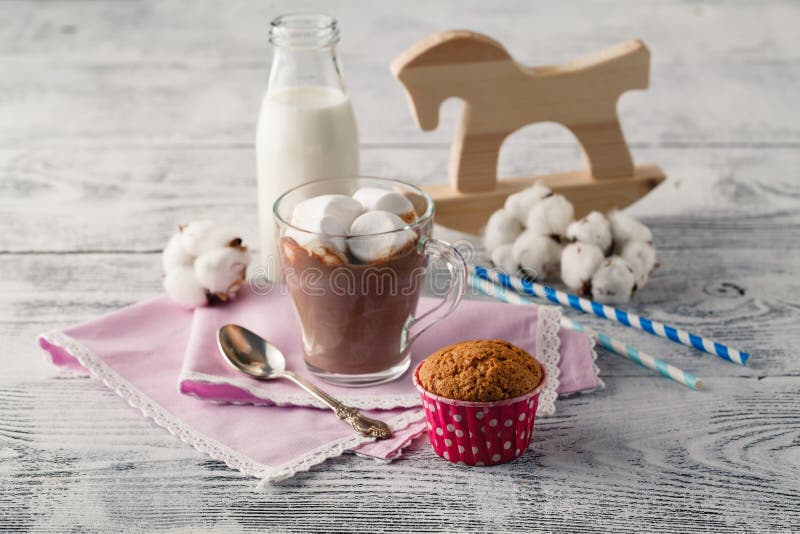 Kakaogetränk im Becher und altes Pferd spielen stockfotos Kakaogetränk im Becher und altes Pferd spielen stockfotos