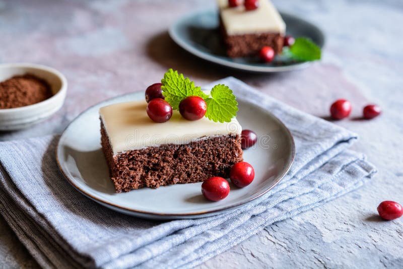 Kakaokuchen mit Moosbeeren und Marzipanglasur stockfoto Kakaokuchen mit Moosbeeren und Marzipanglasur stockfoto