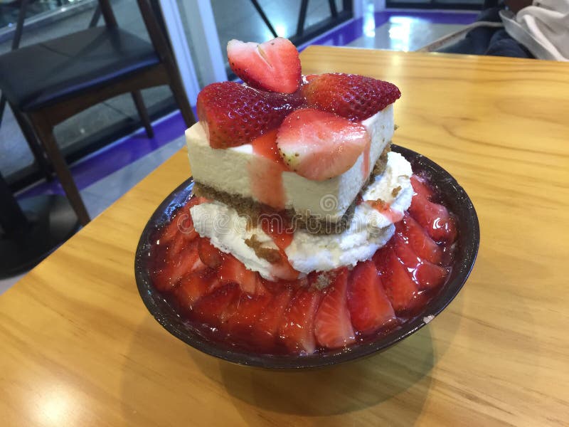 Kakigori de Bingsu image stock. Image du fromage, fraises 100409769