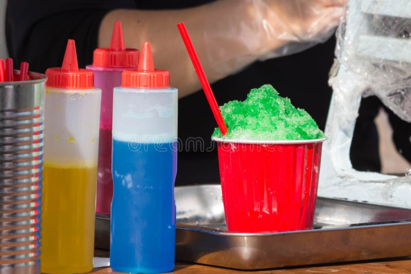 Kakigori - een populair die de zomer en straatvoedsel in Japan van geschoren ijs en fruitige op smaak gebrachte stroop wordt gema stock afbeeldingen Kakigori - een populair die de zomer en straatvoedsel in Japan van geschoren ijs en fruitige op smaak gebrachte stroop wordt gema stock afbeeldingen