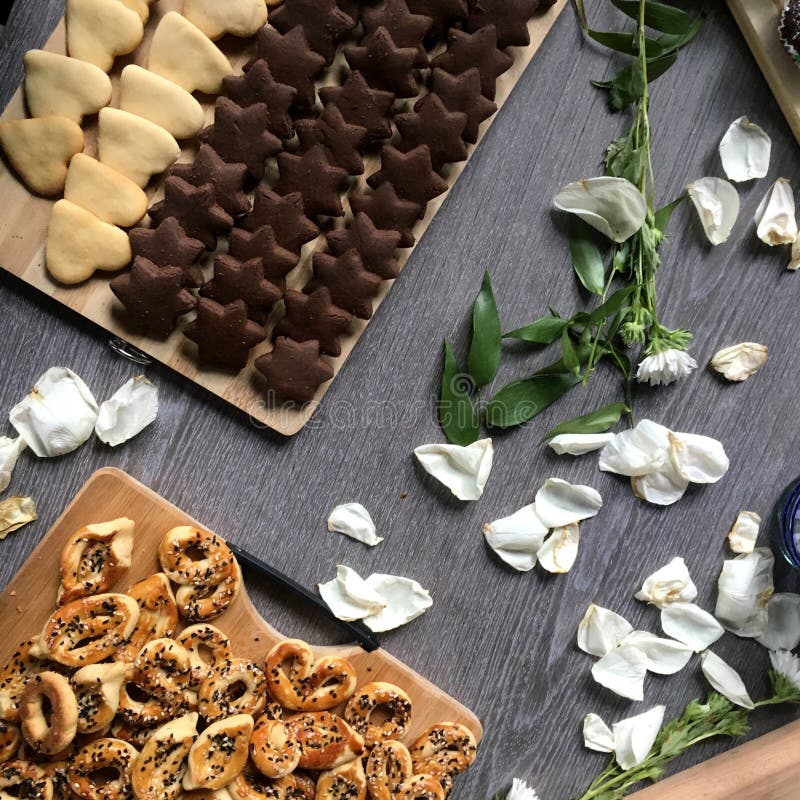 Kakor, muffin, choklad och vita blommor royaltyfri foto Kakor, muffin, choklad och vita blommor royaltyfri foto
