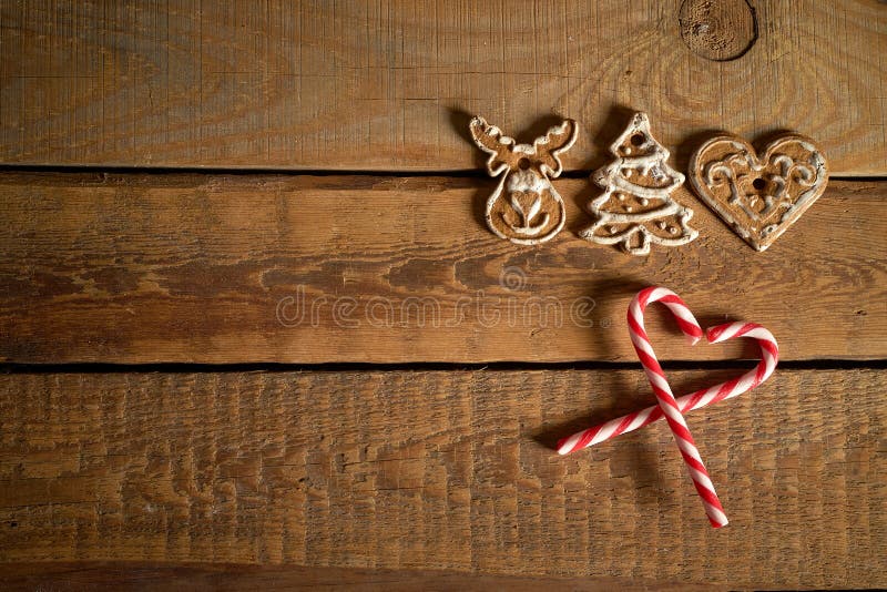 Kakor och julgodis på träbord royaltyfria bilder