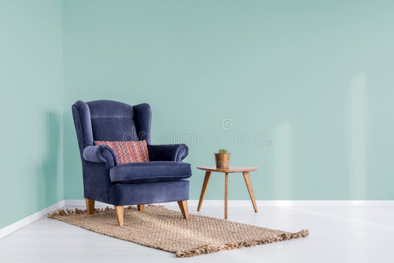 Kaktus auf kleiner Tabelle lizenzfreies stockfoto Kaktus auf kleiner Tabelle lizenzfreies stockfoto