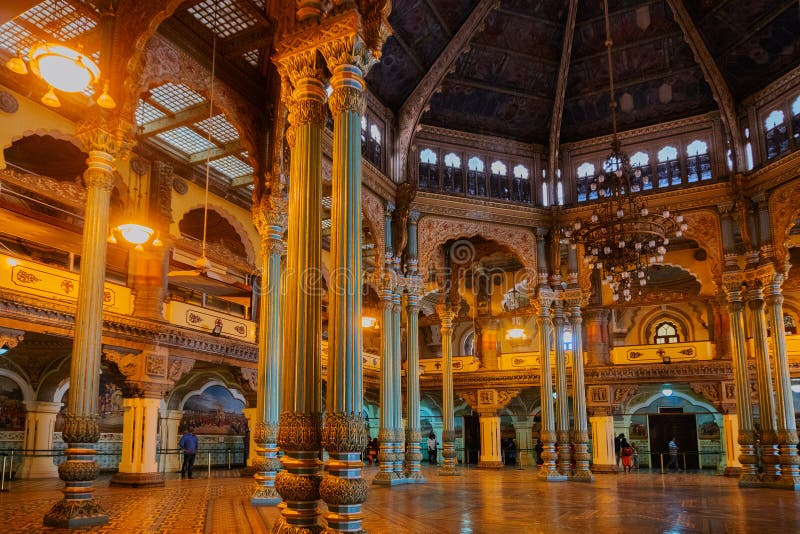 Kalayana Mantapa Pasillo, interior del palacio de Mysore, Karnataka, la India fotos de archivo libres de regalías Kalayana Mantapa Pasillo, interior del palacio de Mysore, Karnataka, la India fotos de archivo libres de regalías