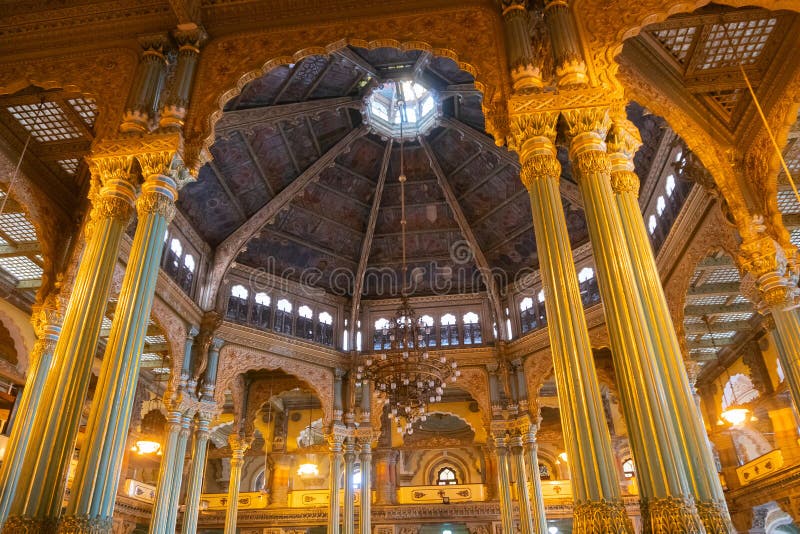 Kalayana Mantapa Pasillo, interior del palacio de Mysore, Karnataka, la India imágenes de archivo libres de regalías Kalayana Mantapa Pasillo, interior del palacio de Mysore, Karnataka, la India imágenes de archivo libres de regalías