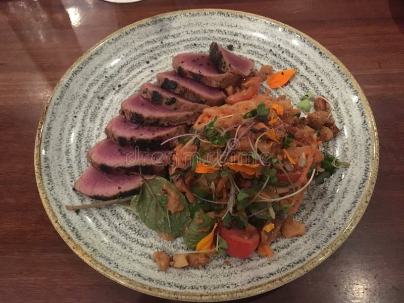 Kalbilapje vlees met zoete salade royalty-vrije stock fotografie Kalbilapje vlees met zoete salade royalty-vrije stock fotografie