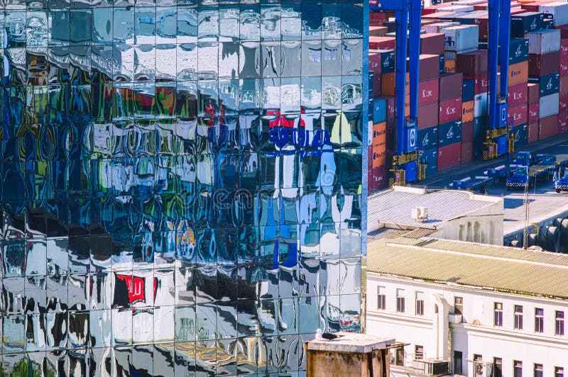 Frontul de apă kaleidoscopic : reflecții ale portului colorat al recipientului valparaisos stock photography