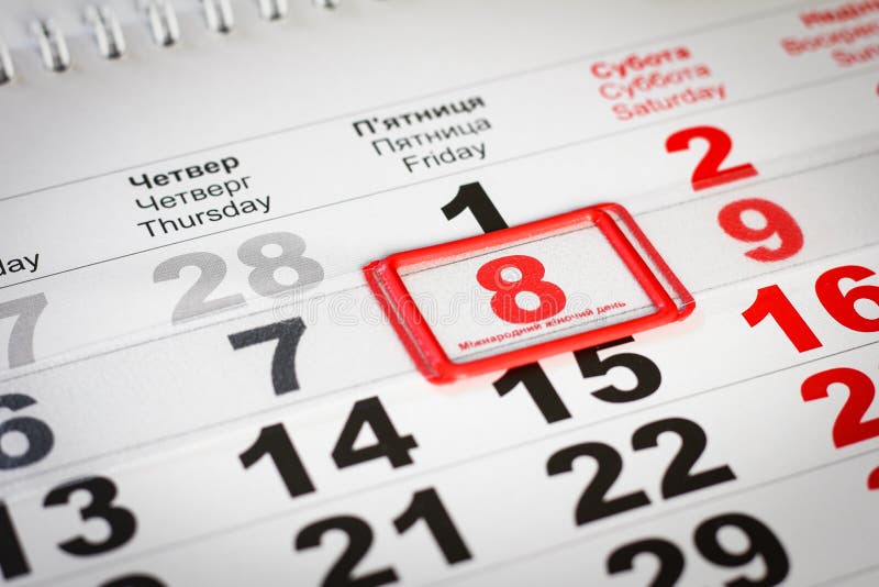 Kalender med den röda fläcken på 8 mars dagblomman ger m?drar mumsonen till royaltyfri fotografi Kalender med den röda fläcken på 8 mars dagblomman ger m?drar mumsonen till royaltyfri fotografi