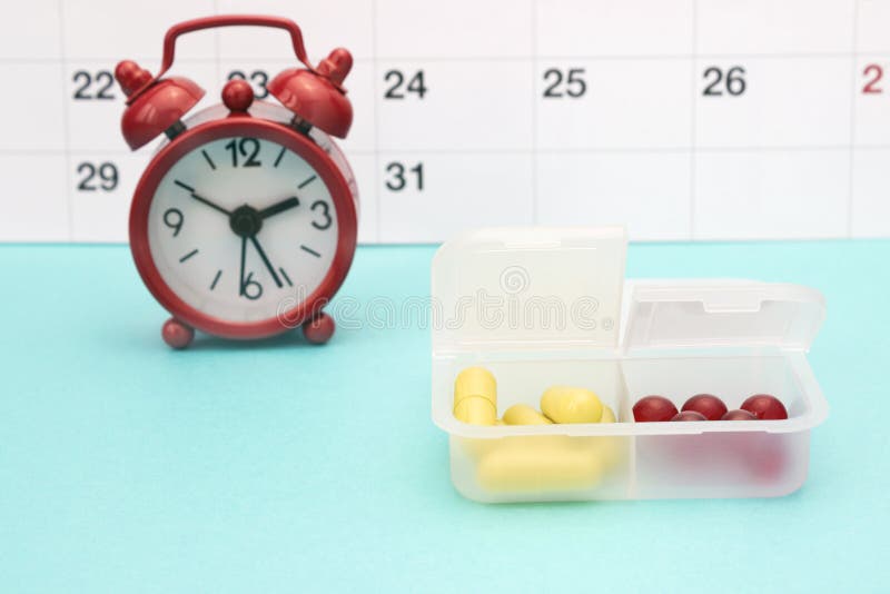 Kalender, Uhren Und Gelbe Pillen Im Pillenkasten Pharmazeutisch, Tabletten Und Gelbe Kapseln 