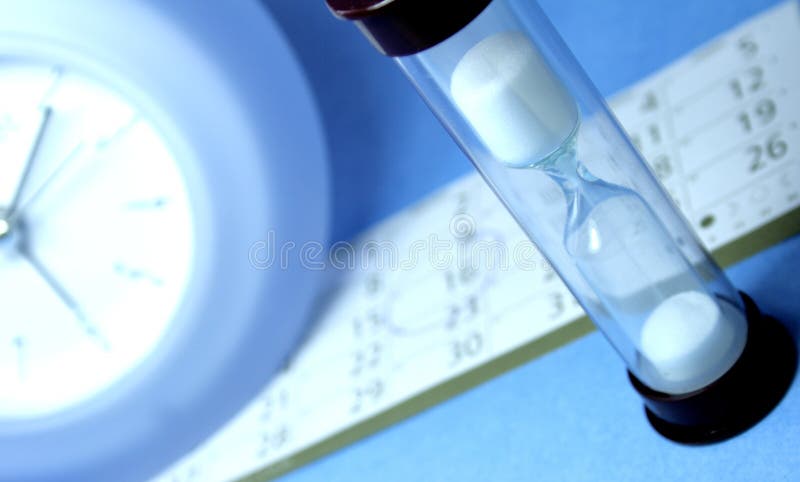 Timglas, klocka och kalender fotografering för bildbyråer