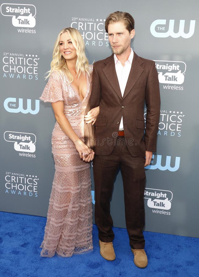 Kaley Cuoco y Karl Cook foto de archivo editorial. Imagen de hangar
