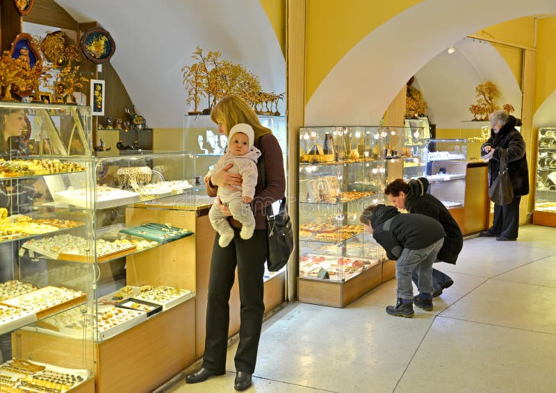 Kaliningrad, Rusland De kopers kiezen amberjuwelen in winkel van het museum van amber stock fotografie Kaliningrad, Rusland De kopers kiezen amberjuwelen in winkel van het museum van amber stock fotografie