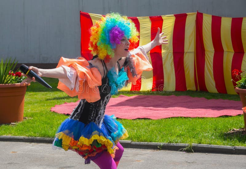 KALININGRAD, RUSLAND - MEI 21, 2016: Grappige entertainer voor kinderen die een traditioneel kostuum dragen stock afbeelding KALININGRAD, RUSLAND - MEI 21, 2016: Grappige entertainer voor kinderen die een traditioneel kostuum dragen stock afbeelding