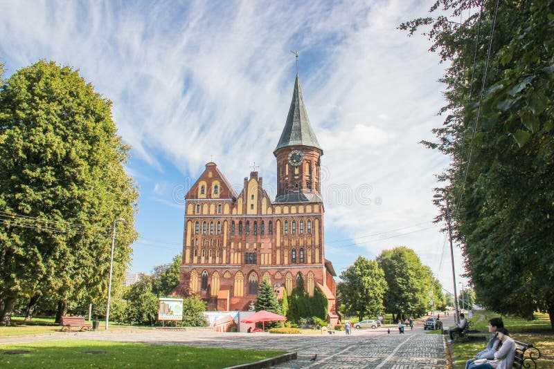 Kaliningrad, RUSLAND - SEPTEMBER 14, 2015: Kathedraal van Kant in Kaliningrad, de steeg Oud middeleeuws kasteel bij de zomerdag stock afbeeldingen Kaliningrad, RUSLAND - SEPTEMBER 14, 2015: Kathedraal van Kant in Kaliningrad, de steeg Oud middeleeuws kasteel bij de zomerdag stock afbeeldingen