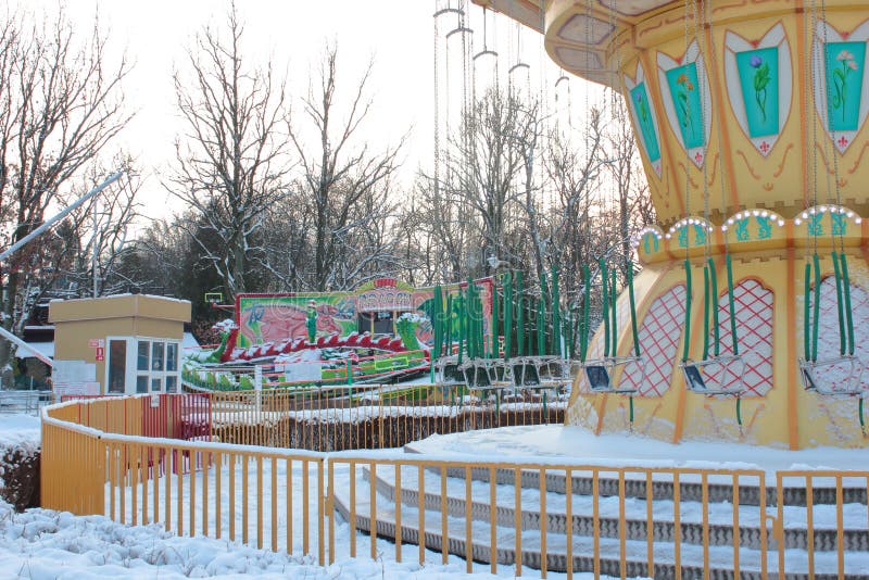 Kaliningrad, Russie - janvier 2019 : Parc d'attractions vide au jour d'hiver image stock Kaliningrad, Russie - janvier 2019 : Parc d'attractions vide au jour d'hiver image stock