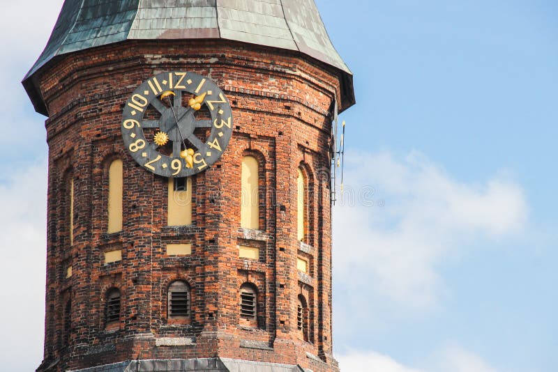 Kaliningrad, RUSSIE - 14 septembre 2015 : Cathédrale de Kant à Kaliningrad Photo de l'horloge dans le style médiéval image libre de droits Kaliningrad, RUSSIE - 14 septembre 2015 : Cathédrale de Kant à Kaliningrad Photo de l'horloge dans le style médiéval image libre de droits