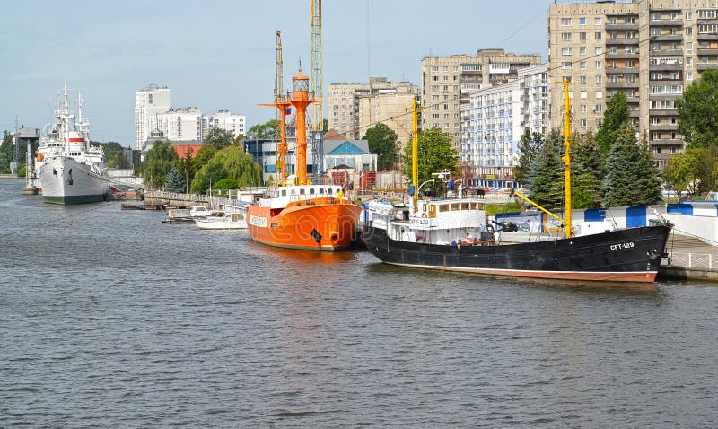 Kaliningrad, Russland Ansicht des Liegeplatzes des Museums vom Weltozean lizenzfreies stockfoto Kaliningrad, Russland Ansicht des Liegeplatzes des Museums vom Weltozean lizenzfreies stockfoto