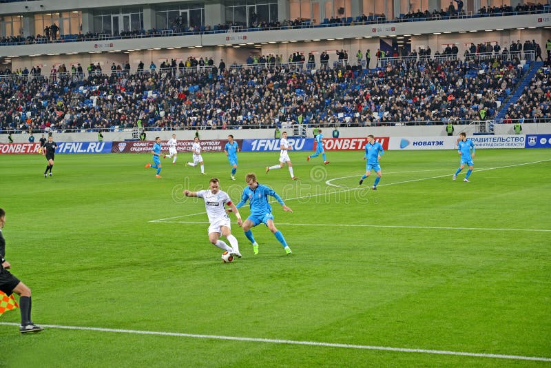 Kaliningrad, Russland Fußballspielerkampf für r ein Ball Ein Match des Baltika teams - Krylja Sovetov Baltisches Arena-Stadion stockfoto Kaliningrad, Russland Fußballspielerkampf für r ein Ball Ein Match des Baltika teams - Krylja Sovetov Baltisches Arena-Stadion stockfoto