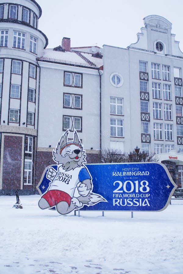 Kaliningrad Ryssland-Januari 17, 2018: logoen av världscupen FIFA 2018 i Ryssland royaltyfri bild Kaliningrad Ryssland-Januari 17, 2018: logoen av världscupen FIFA 2018 i Ryssland royaltyfri bild