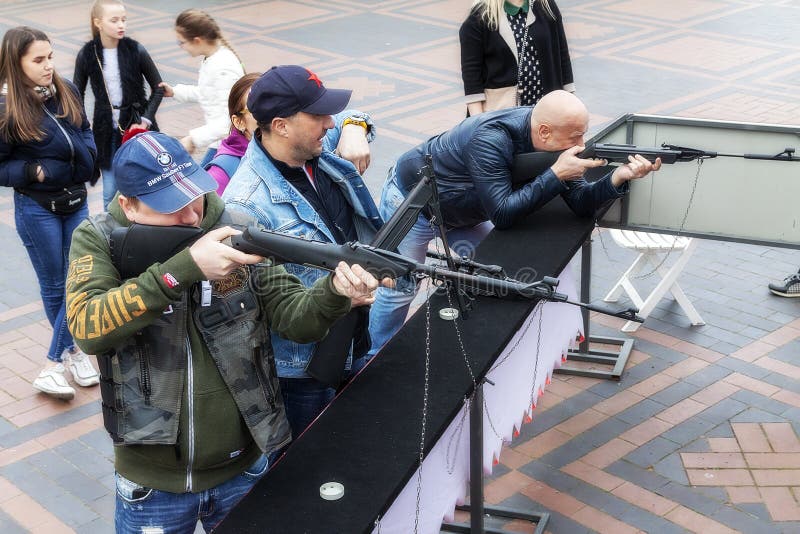Kaliningrad Ryssland 05 01 2019 män i skjutbanaskyttet från luftgevär royaltyfri bild Kaliningrad Ryssland 05 01 2019 män i skjutbanaskyttet från luftgevär royaltyfri bild