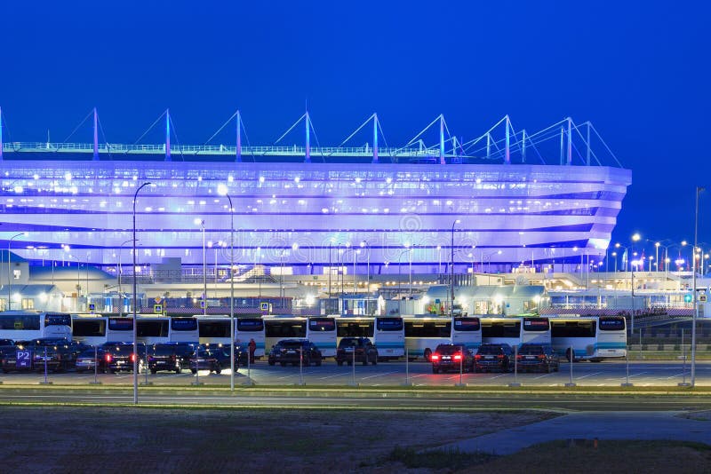KALININGRAD, RÚSSIA - 16 DE JUNHO DE 2018: A ideia da noite do estádio de futebol moderno de Kaliningrad igualmente chamou Arena fotografia de stock royalty free KALININGRAD, RÚSSIA - 16 DE JUNHO DE 2018: A ideia da noite do estádio de futebol moderno de Kaliningrad igualmente chamou Arena fotografia de stock royalty free