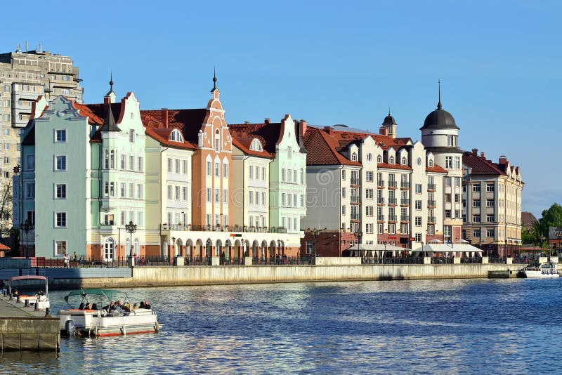 KALININGRAD, RÚSSIA - 3 DE MAIO DE 2014: Aldeia piscatória em uma noite do verão Atração turística, lugar favorito do resto imagens de stock royalty free KALININGRAD, RÚSSIA - 3 DE MAIO DE 2014: Aldeia piscatória em uma noite do verão Atração turística, lugar favorito do resto imagens de stock royalty free