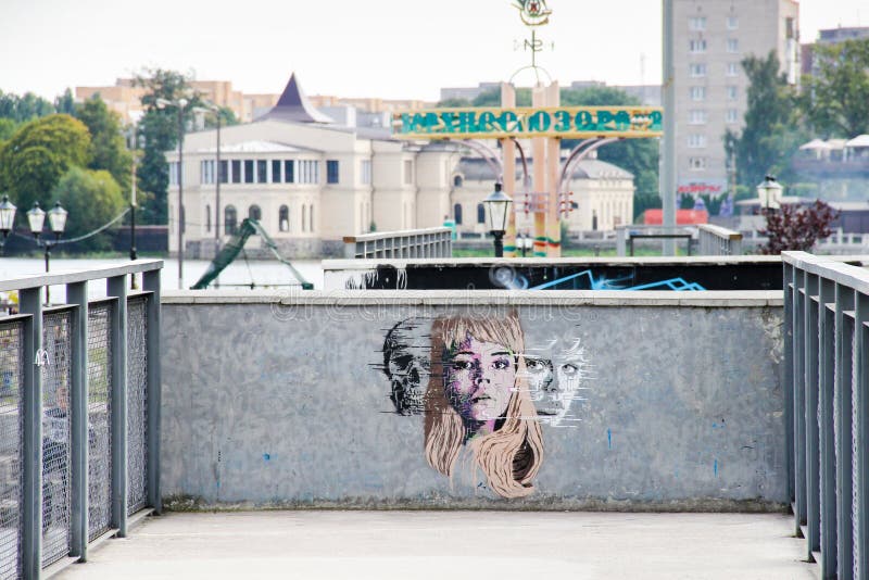 Kaliningrado, RUSIA - 14 de septiembre de 2015: Arte de la calle del artista no identificado Face de una mujer, del hombre y de u fotografía de archivo libre de regalías Kaliningrado, RUSIA - 14 de septiembre de 2015: Arte de la calle del artista no identificado Face de una mujer, del hombre y de u fotografía de archivo libre de regalías