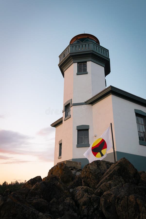 Kalk-Brennofen-Leuchtturm mit der warnenden Flagge des Schwertwalwals in San Juan Islands lizenzfreie stockfotos Kalk-Brennofen-Leuchtturm mit der warnenden Flagge des Schwertwalwals in San Juan Islands lizenzfreie stockfotos