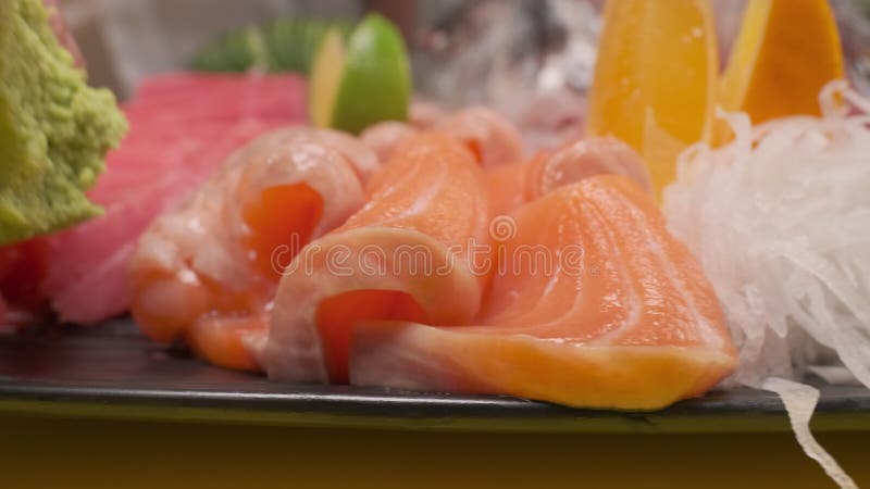 Kalk op sushi zetten met citroenmoten van daikon