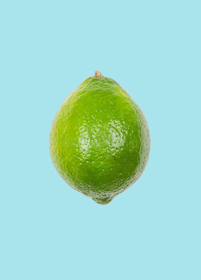 Kalk schweben in einer Luft auf blauem Hintergrund frei Konzept der Fruchtlevitation lizenzfreie stockfotos Kalk schweben in einer Luft auf blauem Hintergrund frei Konzept der Fruchtlevitation lizenzfreie stockfotos