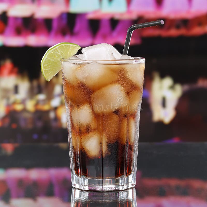 Kall coladrink eller KubaLibre coctail i en stång royaltyfri fotografi