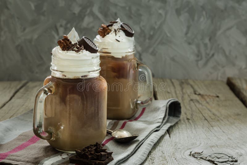 Kall kaffedrink i den glass kruset royaltyfri bild Kall kaffedrink i den glass kruset royaltyfri bild