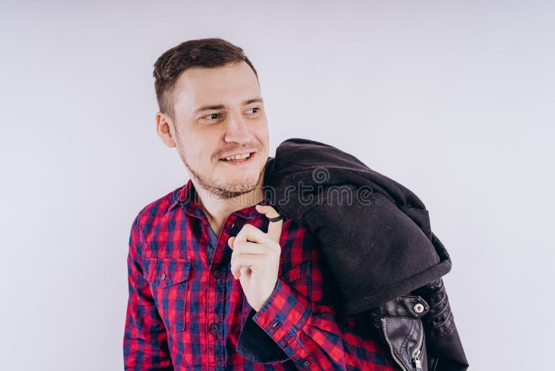 Kall man med omslaget på skuldra fotografering för bildbyråer Kall man med omslaget på skuldra fotografering för bildbyråer