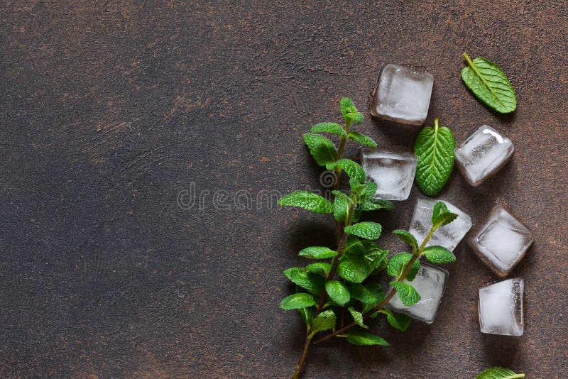 Kall is och ny mintkaramell p? en konkret bakgrund ovanf?r sikt arkivfoton Kall is och ny mintkaramell p? en konkret bakgrund ovanf?r sikt arkivfoton