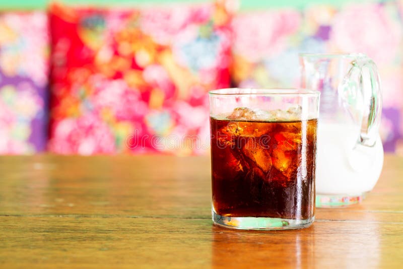 Kallt brygdkaffe med mjölkar arkivbild Kallt brygdkaffe med mjölkar arkivbild