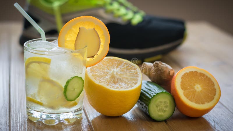 Kallt vatten med citronen, ingefäran, apelsinen och gurkan royaltyfri foto Kallt vatten med citronen, ingefäran, apelsinen och gurkan royaltyfri foto