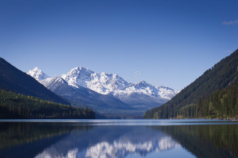 Kalm Duffy Lake en sneeuw bedekte bergen