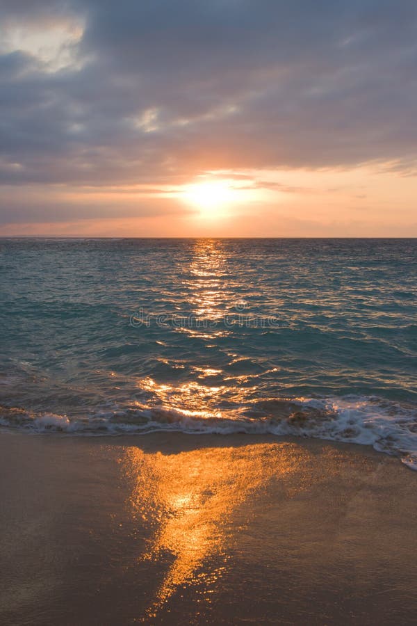 Kalm oceaan en strand op zonsopgang stock afbeeldingen Kalm oceaan en strand op zonsopgang stock afbeeldingen