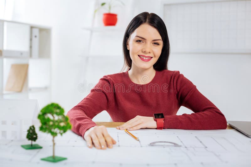 Kalme persoonszitting op het werk met noodzakelijke instrumenten op de lijst stock fotografie Kalme persoonszitting op het werk met noodzakelijke instrumenten op de lijst stock fotografie