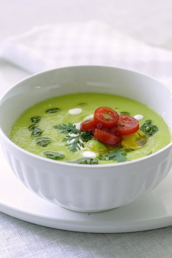 Kalte Avocadosuppe stockfotos Kalte Avocadosuppe stockfotos