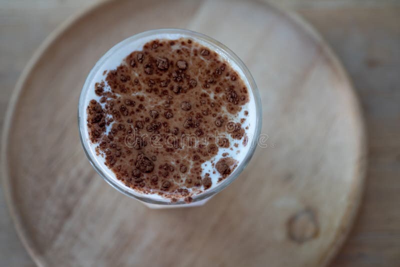 Kalte Glasmilch des schmutzigen Kaffee überschritten mit heißem Espressokaffeeschuß lizenzfreies stockbild