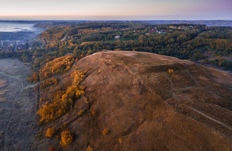 Kalte Morgennatur des Herbstes Hügel und Tal Luftbrummenfoto lizenzfreies stockbild