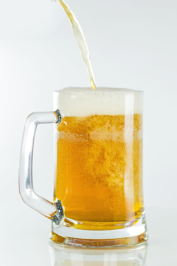 Kalter Becher Bier mit dem Schaum lokalisiert auf weißem Hintergrund Beschneidungspfad stockbilder Kalter Becher Bier mit dem Schaum lokalisiert auf weißem Hintergrund Beschneidungspfad stockbilder