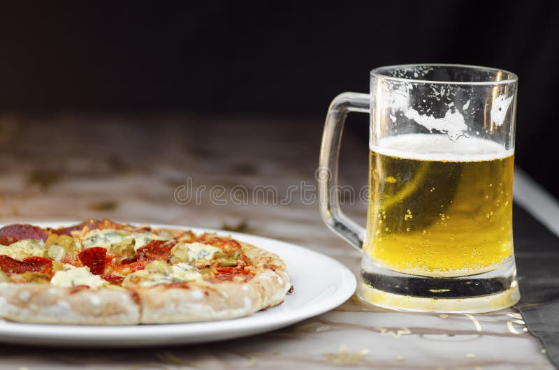 Kalter Bierkrug Und Pepperoni-Pizza Stockbild - Bild von pizza, bier ... Kalter Bierkrug Und Pepperoni-Pizza Stockbild - Bild von pizza, bier ...
